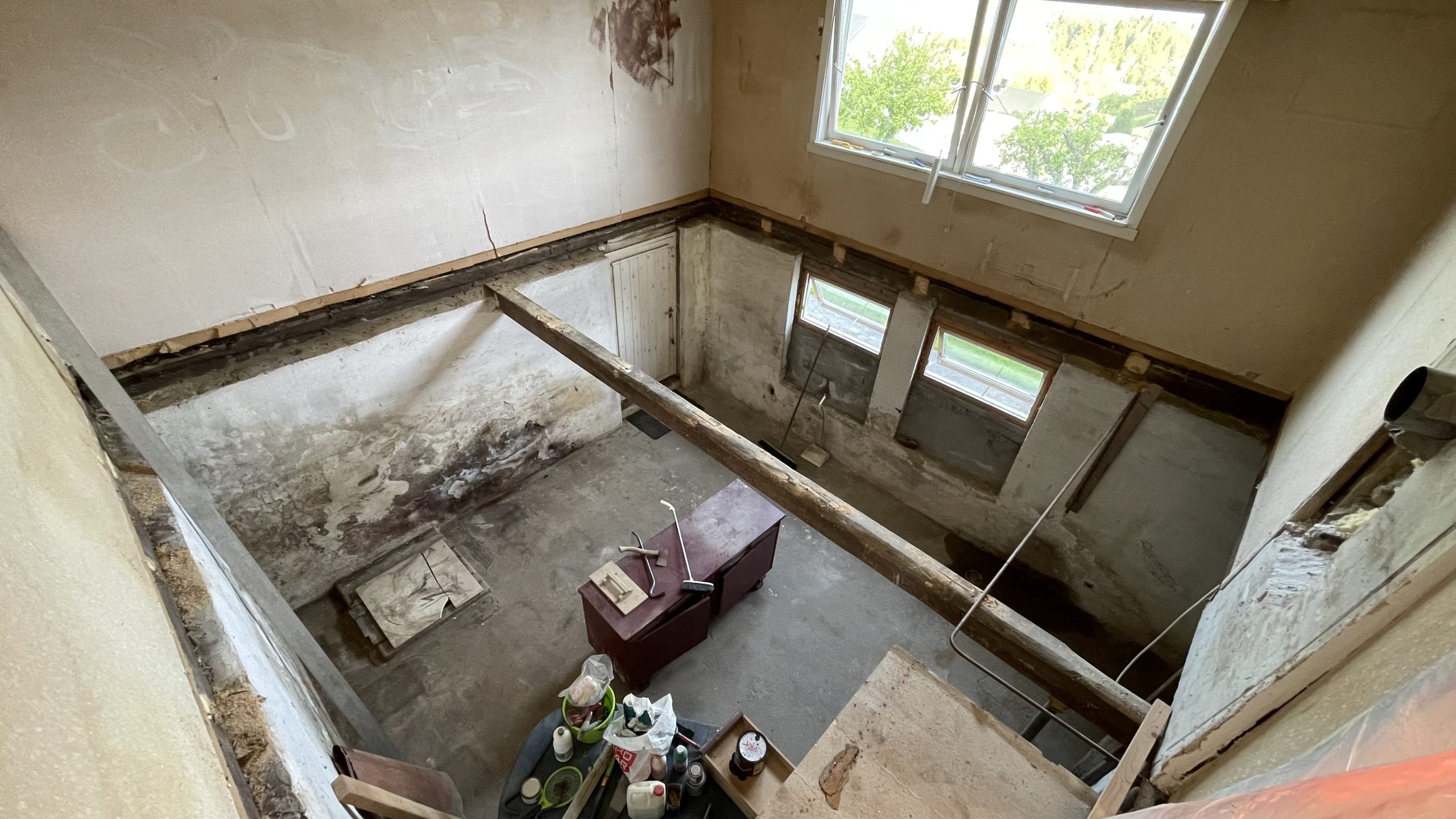 Hovedstue får ny etasjeskiller mot kjeller – 2022 05 – 2023 01